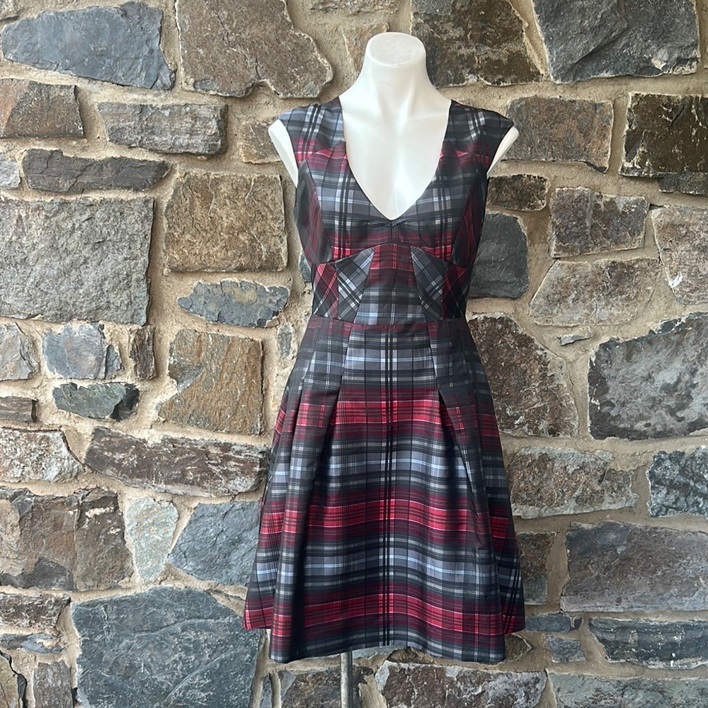 NWOT Brooks Brothers Tartan Jacquard Red and Black Pleated Dress Size 8 - Picture 2 of 9